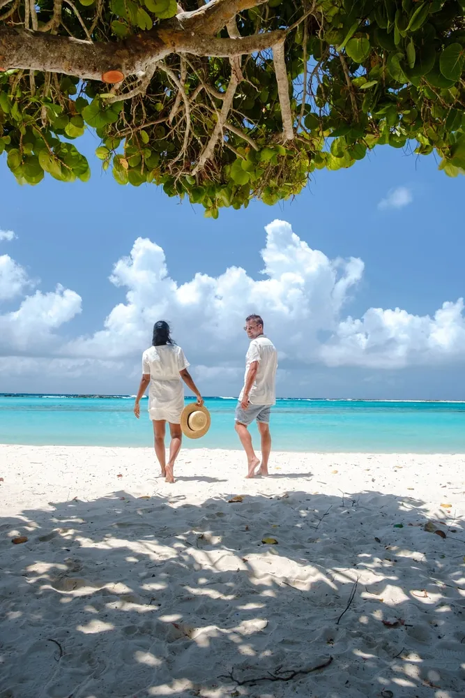 couple on baby beach with stylish aruba outfits