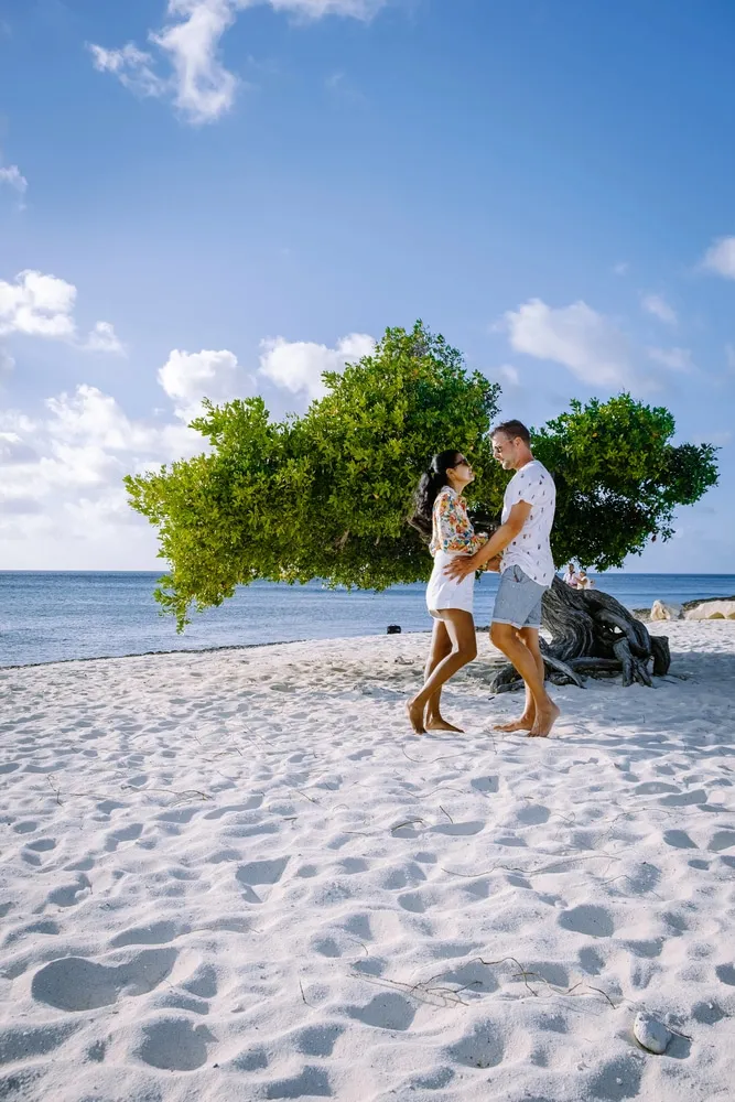 couple on eagle beach in aruba